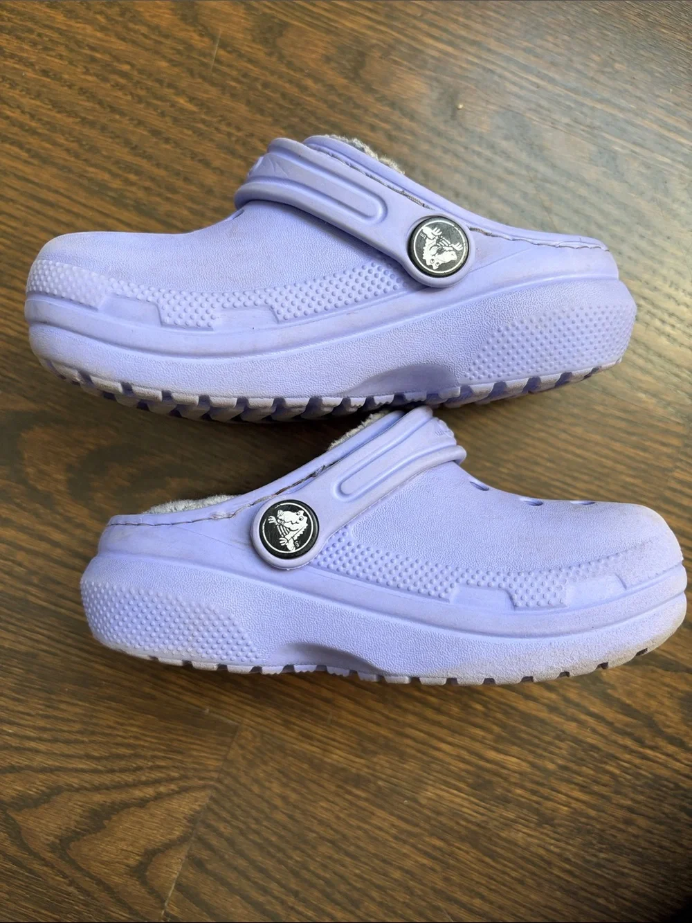CROCS Kids Lavender Faux-Fur Lined Clogs. C8